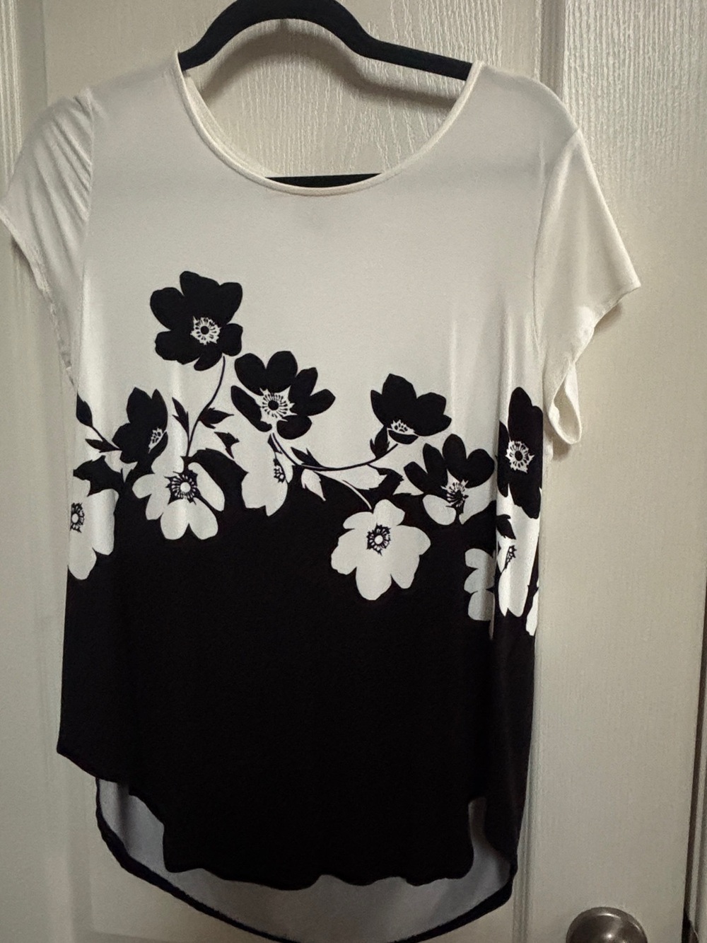 Alfani Black and White Floral Scoop Neck Short Sleeve Top